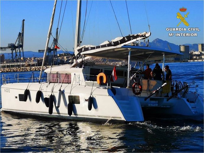 Alicante.- Sucesos.- El Servicio Marítimo de la Guardia Civil rescata a un catamarán a punto de hundirse en Tabarca