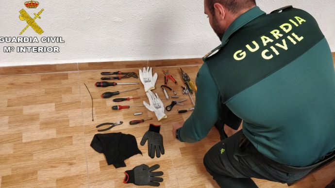 Guardia Civil Remitiendo Nota De Prensa Y Fotos