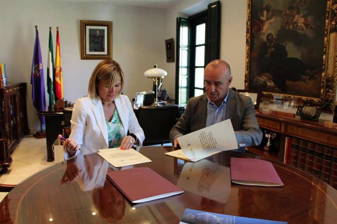 Sevilla.- Antonio Muñoz y Ana Jáuregui firman el convenio municipal de tramitación telemática de licencias