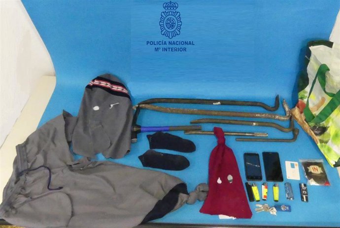 Dos detenidos por robar una furgoneta, invadir todos carriles de la autovía y la acera y