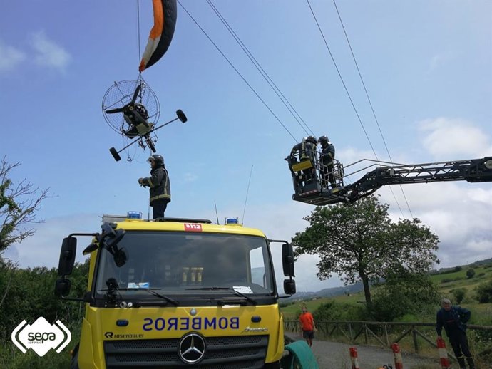 Sucesos.- Rescatan ileso a un hombre que quedó enganchado en cables de alta tensión cuando hacía parapente en Carreño