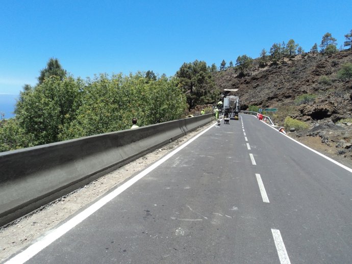 El Cabildo invierte casi 150.000 euros en la mejora de la protección lateral de la TF-82, entre Adeje y Guía de Isora