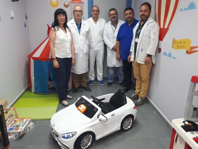 Jaén.- Una pareja dona un coche eléctrico al Hospital de Andújar para reducir el estrés de los menores ingresados