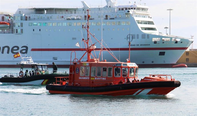 LLegada de  inmigrantes  al puerto de Melilla procedente Chafarina.