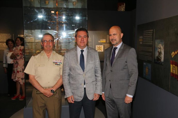 Sevilla.- Inauguran la exposición '175 años de nuestra bandera' que recoge la evolución de la bandera española