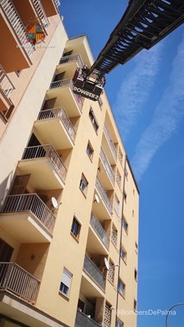 Sucesos.- Los Bomberos rescatan a una mujer de edad avanzada semiinconsciente en su casa