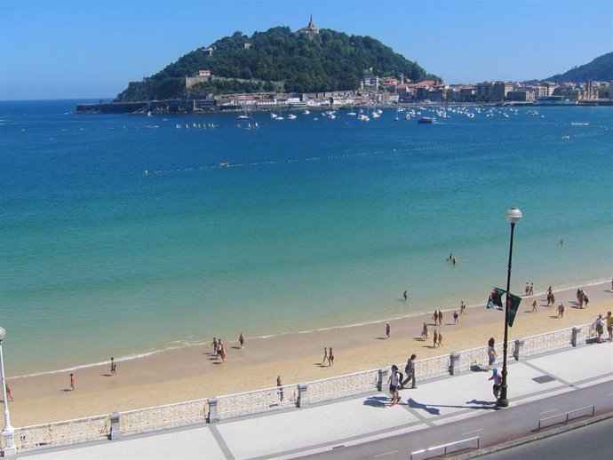 San Sebastián inicia el sábado su temporada de playas aunque el servicio de toldos y sombrillas no arranca hasta el 15