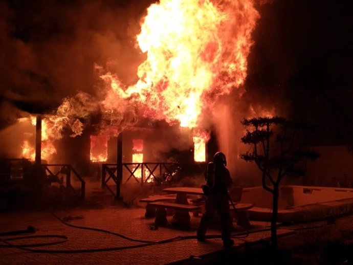 Alicante.- Sucesos.- Un incendio calcina dos viviendas prefabricadas en la partida de Derramador en Elche