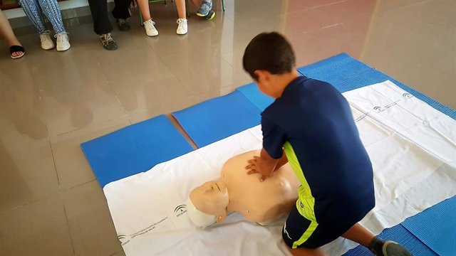 Jaén.- Profesionales del hospital de Alcalá la Real imparten a escolares un taller de resucitación cardiopulmonar