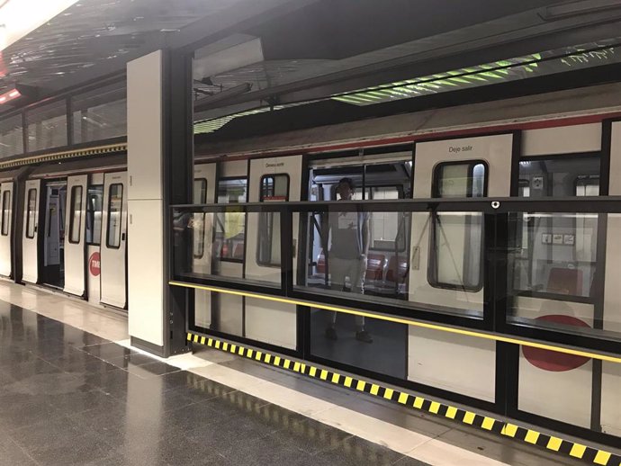 Barcelona prueba una puerta automática vertical en los andenes del Metro para mejorar la seguridad