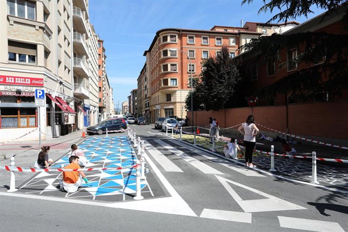 Alumnado de Liceo Monjardín pinta los nuevos espacios generados en los pasos de cebra del entorno de su colegio