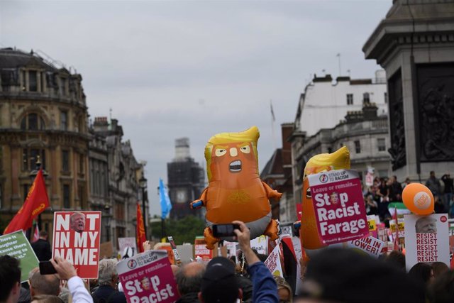 R.Unido/EEUU.- Miles de personas protestan en Londres contra la visita de Trump