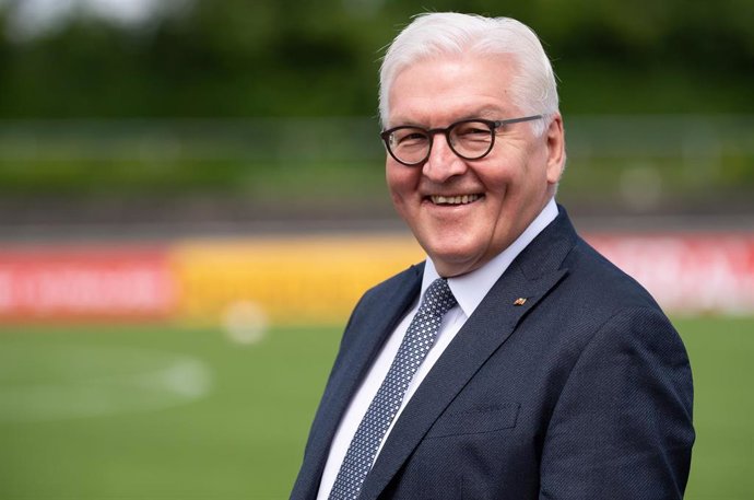 Steinmeier visits women\'s national soccer team training session