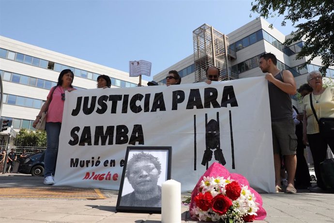 Concentración ante el inicio del juicio por la muerte de Samba Martine, la mujer congoleña fallecida en un CIE de Aluche