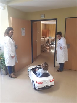 Los hospitales de Montilla (Córdoba) y Andújar (Jaén) reciben dos coches eléctricos para niños ingresados