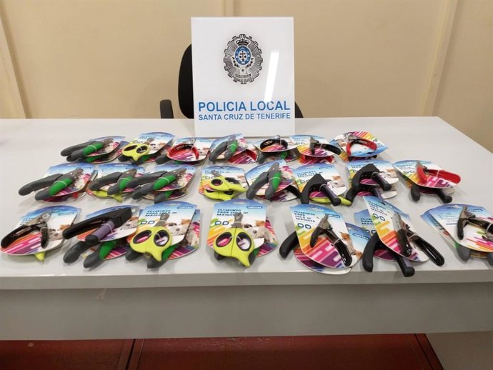 Sucesos.- La Policía Local de Santa Cruz retira casi un centenar de artículos para cortar el rabo a las mascotas