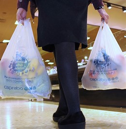 Caprabo ofrece bolsas de materiales reciclables como alternativa al plástico de un solo uso