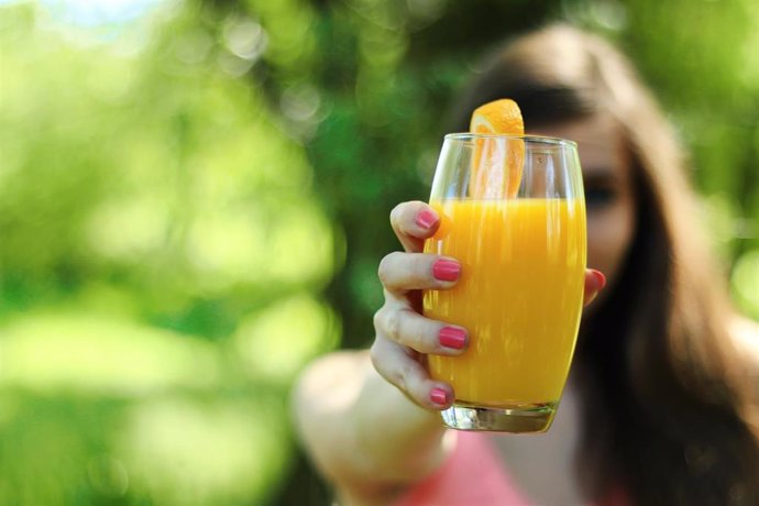 Un estudio concluye que no existen grandes diferencias nutricionales entre el zumo de naranja envasado y natural