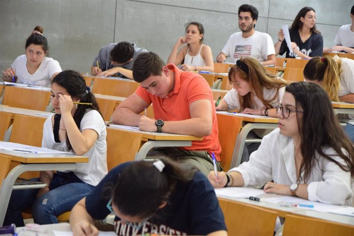 Unos 300.000 estudiantes españoles se enfrentan desde el 3 de junio a la selectividad para acceder a la universidad