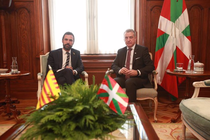 El lehendakari, Iñigo Urkullu, es reune amb  el president del Parlament de Catalunya, Roger Torrent, en el Palau d'Ajuria Enea a Vitria