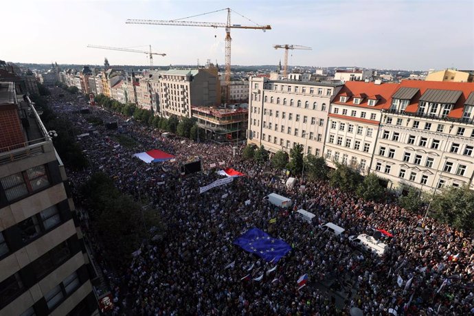 R.Checa.- Miles de checos se manifiestan en Praga para pedir la dimisión de Babis tras el escándalo sobre los fondos UE