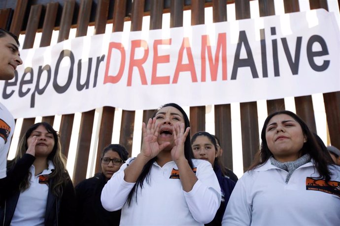 'Dreamers' En Una Nueva Sección Del Muro En La Frontera Entre México Y EEUU