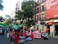 Medio centenar de personas cortan Ferraz, frente a la sede del PSOE, para exigir "emergencia climática"