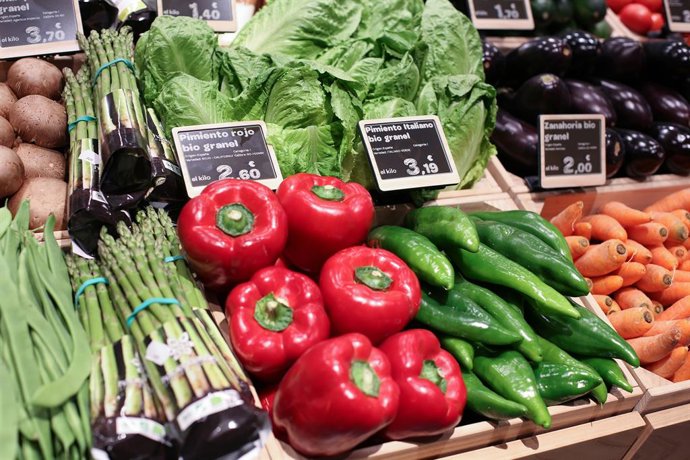 Economía/Consumo.- Carrefour elimina el plástico en la sección de frutas y verdu