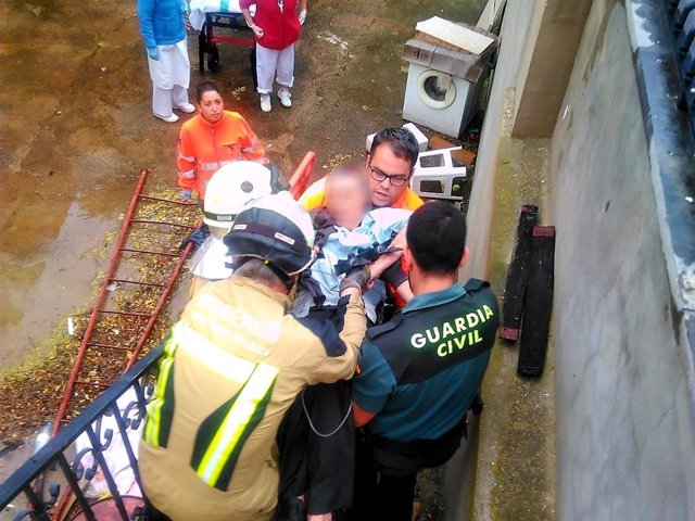Zaragoza.- Sucesos.- Los bomberos de la DPZ rescatan a una persona que se había quedado atrapada en una valla en Morata