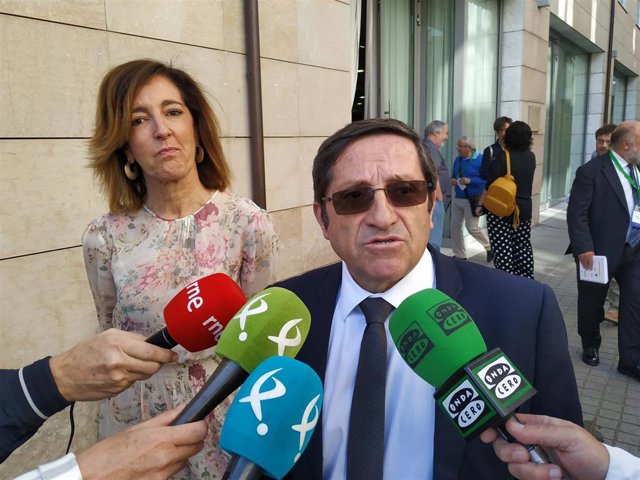 El director del Imserso asegura que los viajes de mayores "no están en peligro" porque existen alternativas