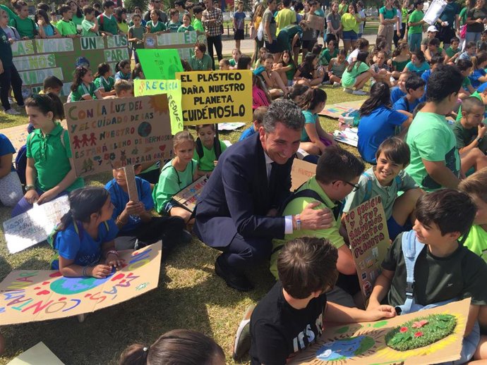 [Grupohuelva] Nota Y Fotos Junta (Día Mundial Del Medio Ambiente Escuelas Andaluzas Por El Clima)