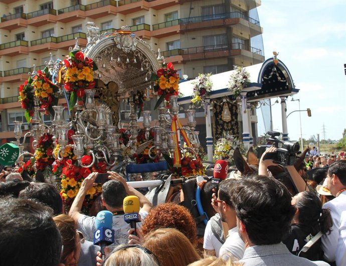 Huelva.- Diputación realiza una ofrenda floral a la Hermandad de Emigrantes y le desea buen camino
