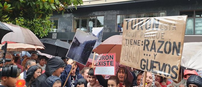 Vecinos de Turón protestan ante la Junta General "hartos del abandono al que están sometidos"