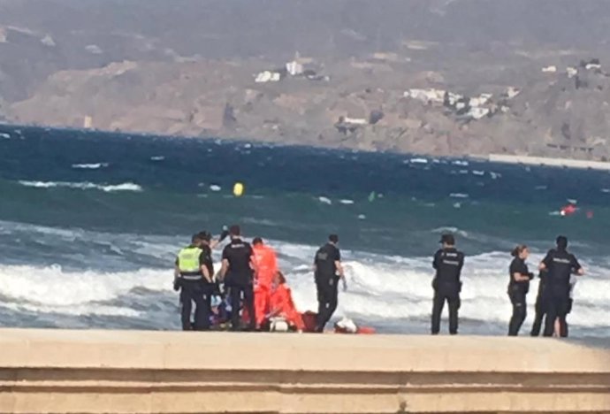 Almería.-Sucesos.- Fallece un bañista de 64 años en la playa de El Zapillo