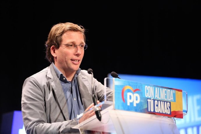 Almeida confía en que la venta de vivienda pública a fondo buitre por el equipo de Botella se hizo "de manera regular"