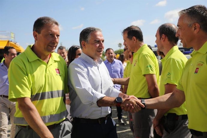 Bendodo subraya que la romería de El Rocío se hace "digital" y  "cardioprotegida" al dotarla de GPS y desfibriladores