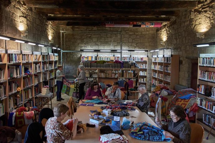Zaragoza.- La Asociación Amigos de la Feria de Sos cubre una de las vigas de madera de la Biblioteca con ganchillo