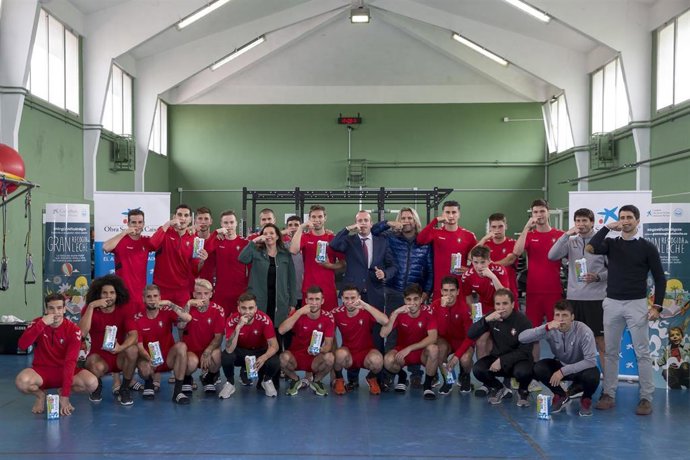 Osasuna se suma a la gran recogida de leche promovida por CaixaBank en favor de los bancos de alimentos