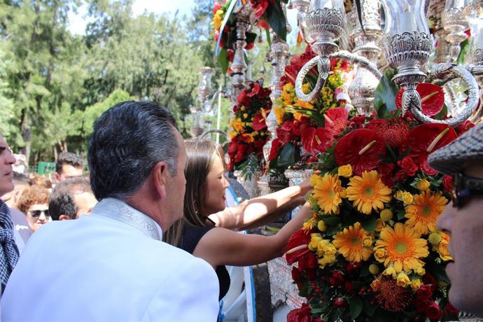 Huelva.- La delegada de la Junta realiza una ofrenda floral a los Simpecados de Emigrantes y Sabadell