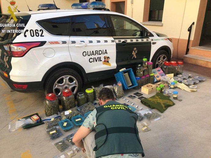 LA GUARDIA CIVIL DESMANTELA DOS ESTABLECIMIENTOS QUE SE UTILIZABAN PARA LA VENTA DE CANNABIS EN LAS