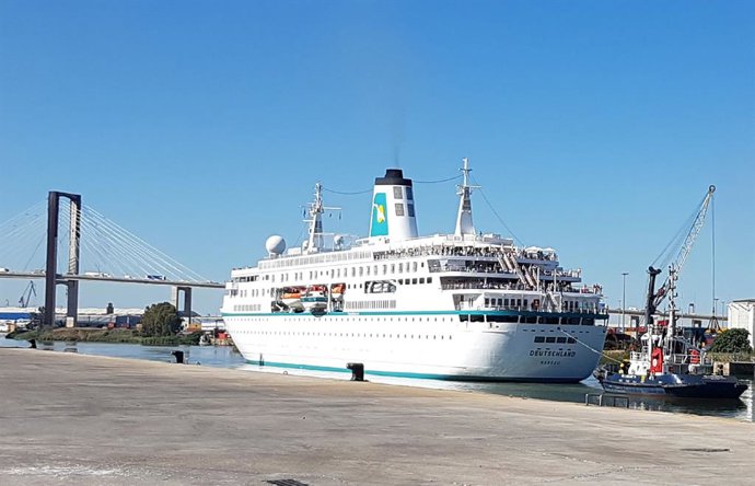 Atraca un crucero con unas 650 personas a bordo en el Muelle de las Delicias de Sevilla