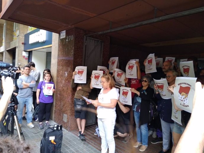 Membres d'Arran i la CUP protesten davant la seu de Societat Civil Catalana