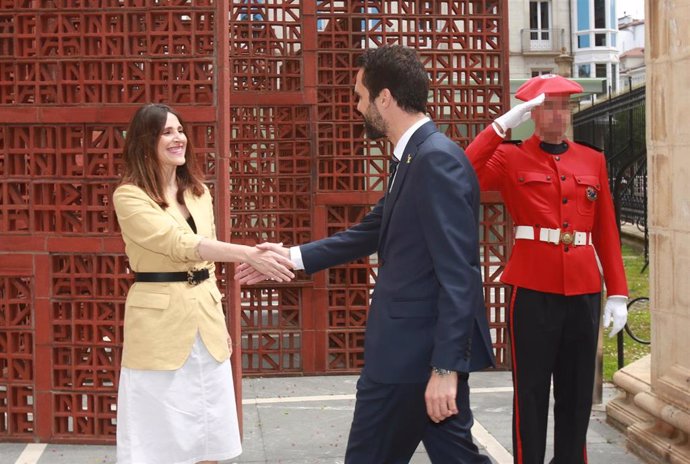 El presidente del Parlamento de Cataluña, Roger Torrent, visita el Parlamento Vasco