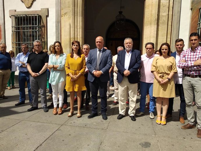 CórdobaÚnica.- La Diputación muestra su repulsa al crimen machista de Iznájar con una concentración silenciosa