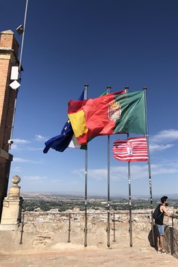 Granada.- La bandera del Granada CF ondea en la Torre de la Vela de la Alhambra por su ascenso a Primera