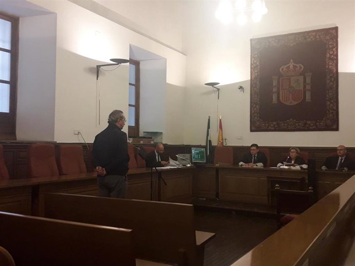 Granada.- Tribunales.- El jefe de la Policía Local niega acoso laboral a una inspectora a la que cambió de puesto