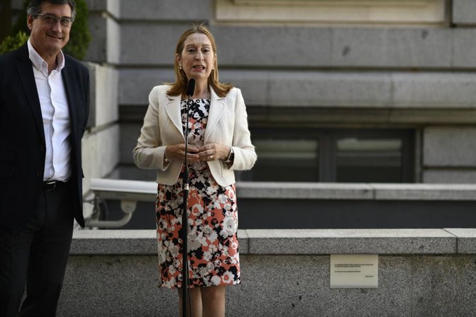 Descubrimiento de la placa homenaje a la periodista parlamentaria Montse Oliva Vil en el Patio de Floridablanca del Congreso de los Diputados