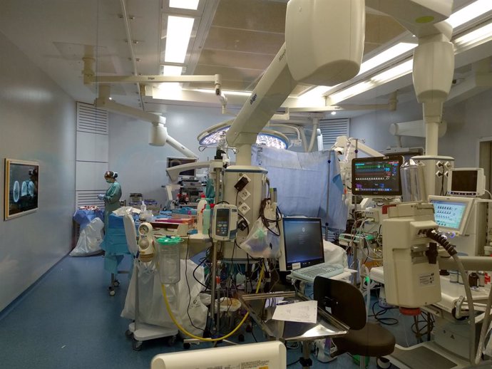 Cirurgia en un quirfan híbrid de l'Hospital Vall d'Hebron de Barcelona