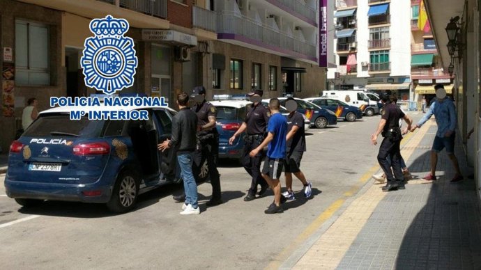 Alicante.- Sucesos.- Detenidos en Benidorm cinco hombres por robar a turistas en las playas