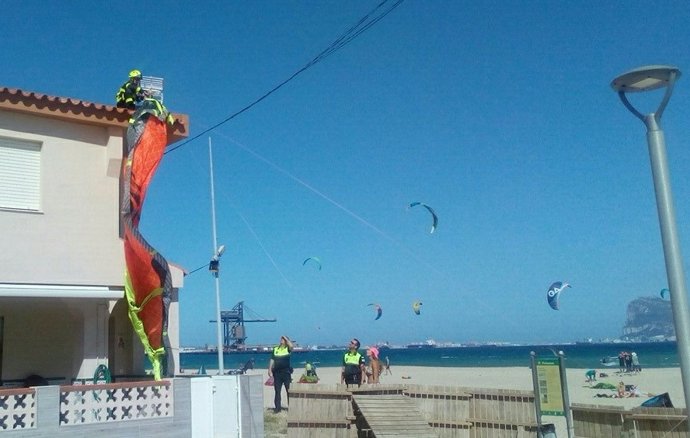 Cádiz.- El Colectivo Cigüeña Nedra critica el uso de kitesurf en Palmones tras chocar uno contra una vivienda